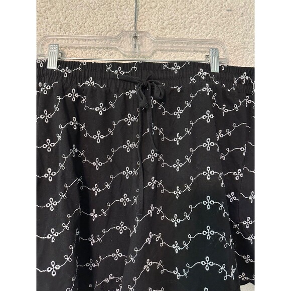 ASOS DESIGN broderie flippy short in black and white embroidery. Cute, SZ 26 US - Picture 2 of 11